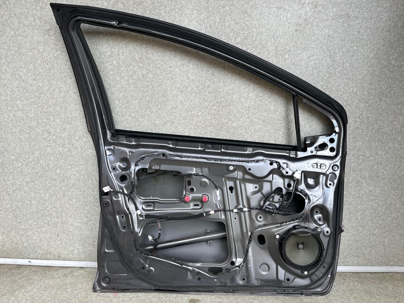Дверь передняя левая PRIUS C/AQUA 11-14