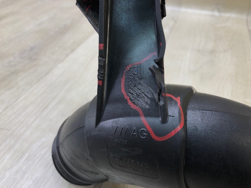 Патрубок интеркулера TIGUAN 16-23 2018 DGUA 2.0