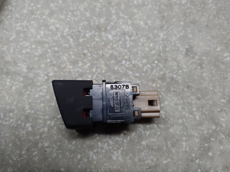 Кнопка аварийной сигнализации NISSAN X-TRAIL/ROGUE T32 13-20 2.5 QR25DE