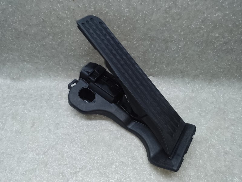 Педаль газа VOLKSWAGEN PASSAT B7 11-15 2012 CBTA 2.5L 1K1 723 503 AR Б/У