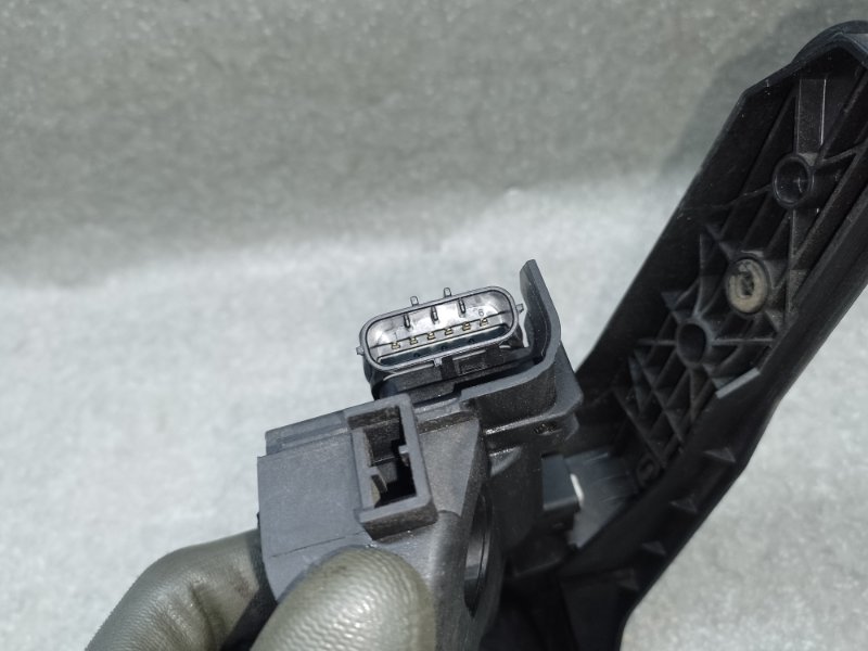 Педаль газа VOLKSWAGEN PASSAT B7 11-15 CBTA 2.5L