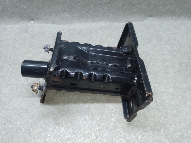 Кронштейн усилителя переднего бампера левый X-TRAIL/ROGUE T32 13-20 2016 2.5 QR25DE