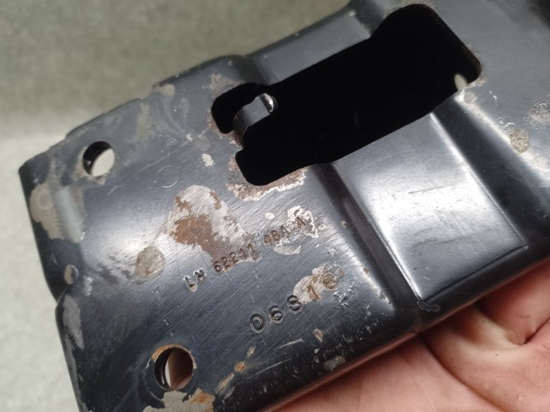 Кронштейн усилителя переднего бампера левый X-TRAIL/ROGUE T32 13-20 2016 2.5 QR25DE