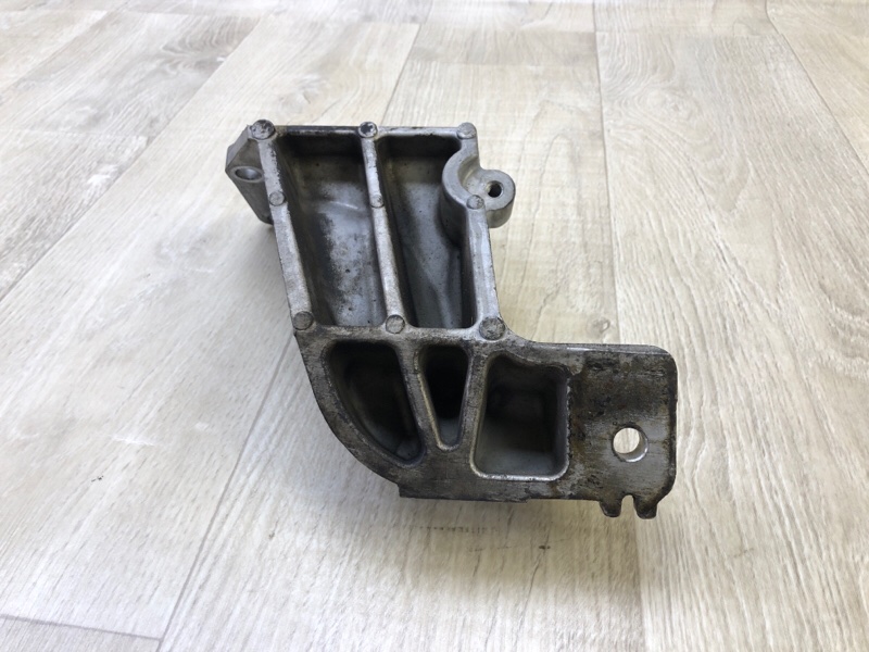 Кронштейн опоры двигателя левый FX S50 03-08 2005 3.5 VQ35DE