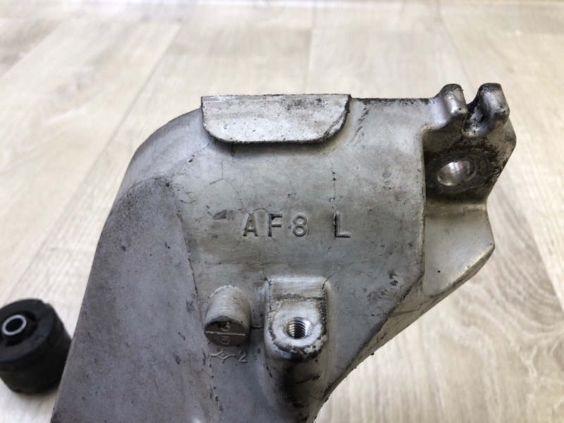 Кронштейн опоры двигателя левый FX S50 03-08 2005 3.5 VQ35DE