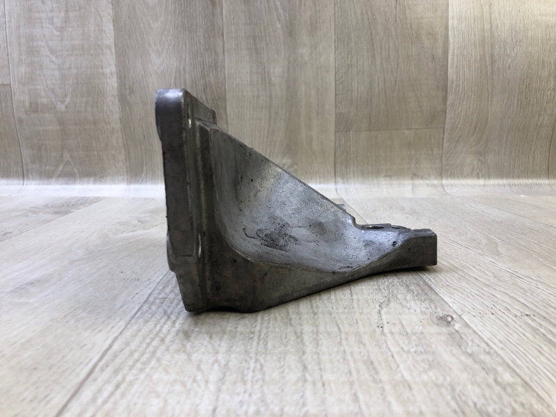 Кронштейн опоры двигателя правый FX S50 03-08 2005 3.5 VQ35DE