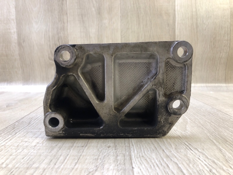 Кронштейн опоры двигателя правый FX S50 03-08 2005 3.5 VQ35DE