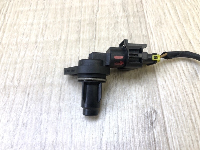 Запчасть датчик положения распредвала HYUNDAI VELOSTER 11-18 2013 1.6 G4FD 39350-2B030 Б/У Датчик положения распредвала HYUNDAI VELOSTER 11-18 2013 1.6 G4FD 39350-2B030 Б/У