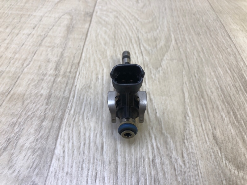 Форсунка топливная VELOSTER 11-18 2013 1.6 G4FD Форсунка топливная VELOSTER 11-18 2013 1.6 G4FD