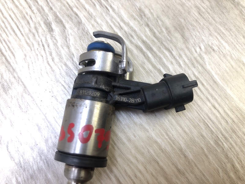 Форсунка топливная VELOSTER 11-18 2013 1.6 G4FD Форсунка топливная VELOSTER 11-18 2013 1.6 G4FD