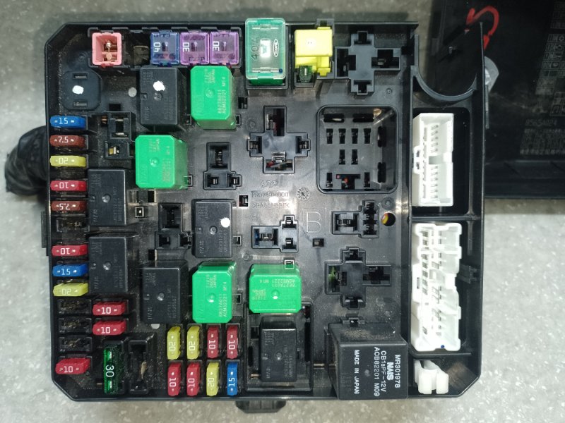 Блок предохранителей моторный отсек OUTLANDER XL 05-13 2007 3.0 6B31 Блок предохранителей моторный отсек OUTLANDER XL 05-13 2007 3.0 6B31