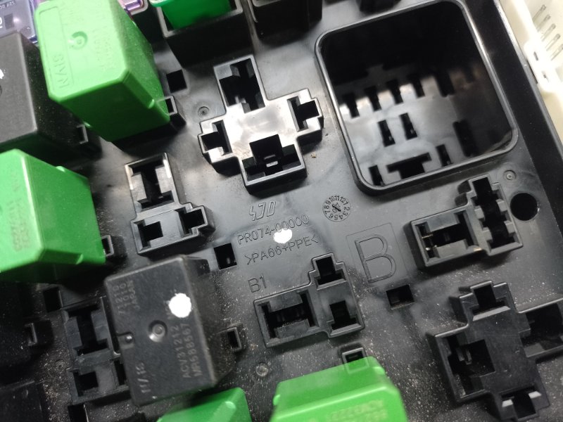 Блок предохранителей моторный отсек OUTLANDER XL 05-13 2007 3.0 6B31 Блок предохранителей моторный отсек OUTLANDER XL 05-13 2007 3.0 6B31