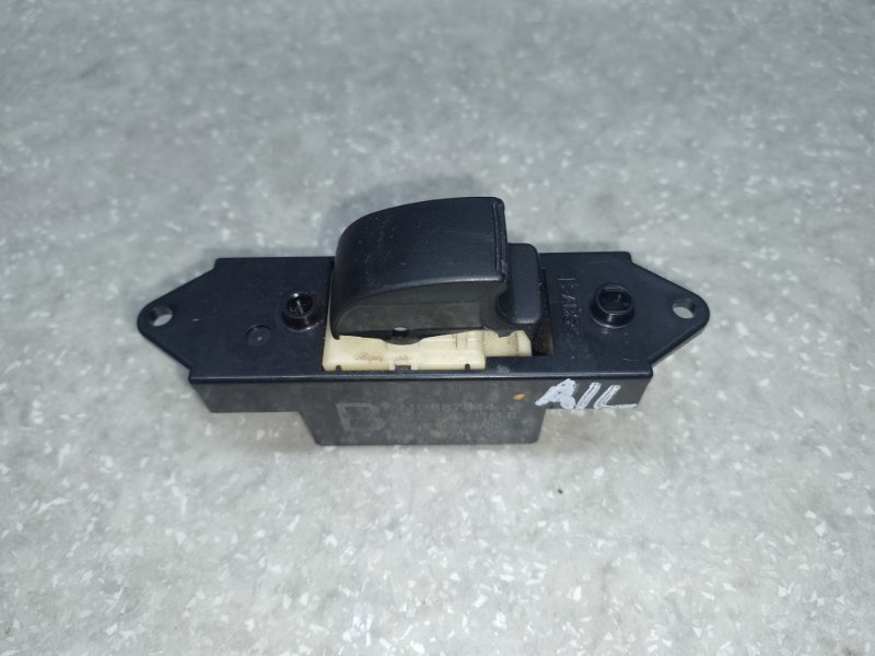 Запчасть кнопка стеклоподъемника задняя MITSUBISHI OUTLANDER XL 05-13 2007 3.0 6B31 MR587944 Б/У Кнопка стеклоподъемника задняя MITSUBISHI OUTLANDER XL 05-13 2007 3.0 6B31 MR587944 Б/У
