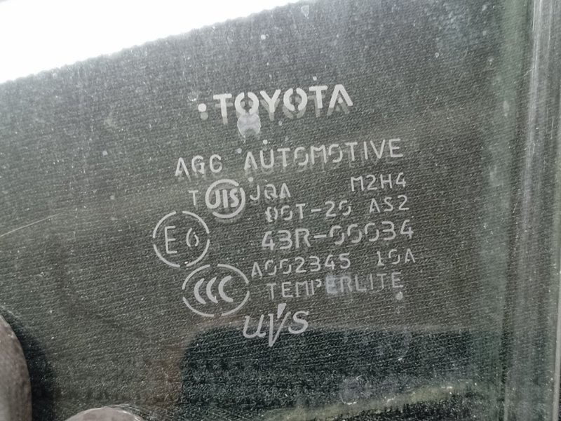 Стекло двери переднее правое RAV4 05-12 Стекло двери переднее правое RAV4 05-12