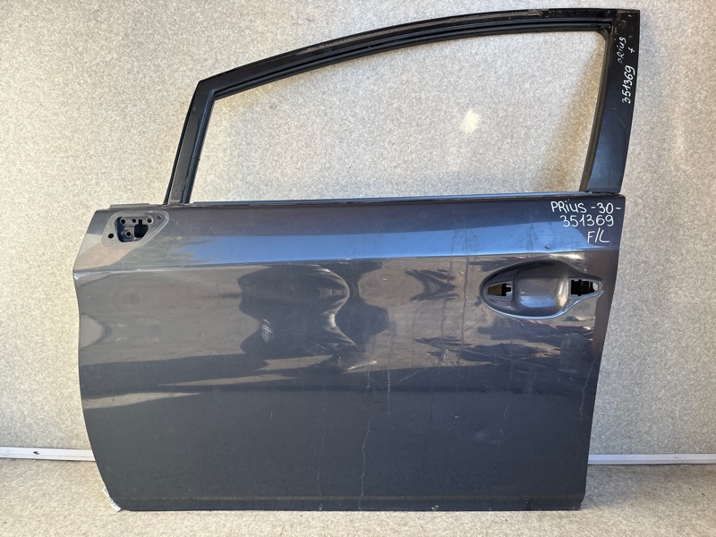 Запчасть дверь передняя левая TOYOTA PRIUS - 30 09-17 67002-47070 Б/У Дверь передняя левая TOYOTA PRIUS - 30 09-17 67002-47070 Б/У
