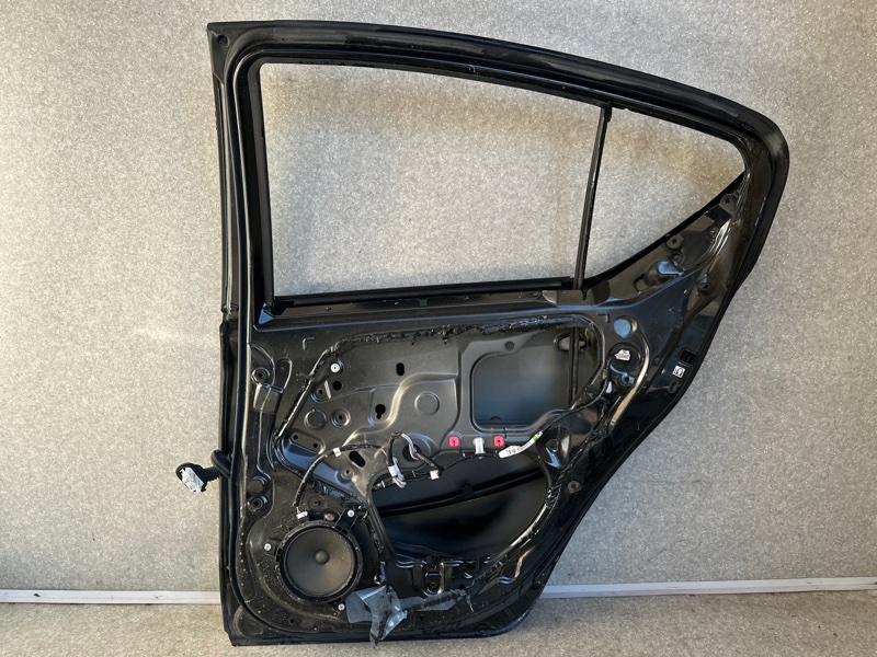 Дверь задняя правая PRIUS C/AQUA 11-14