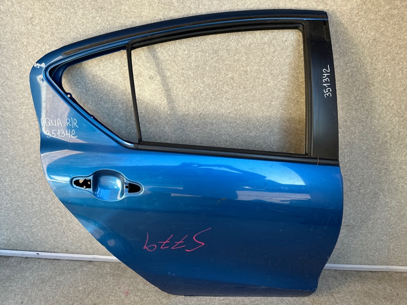 Дверь задняя правая PRIUS C/AQUA 11-14