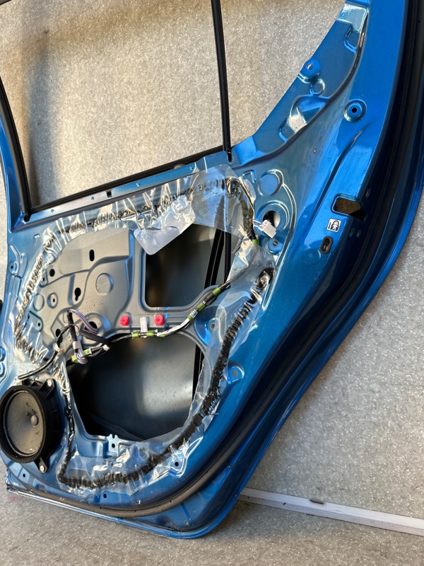 Дверь задняя правая PRIUS C/AQUA 11-14