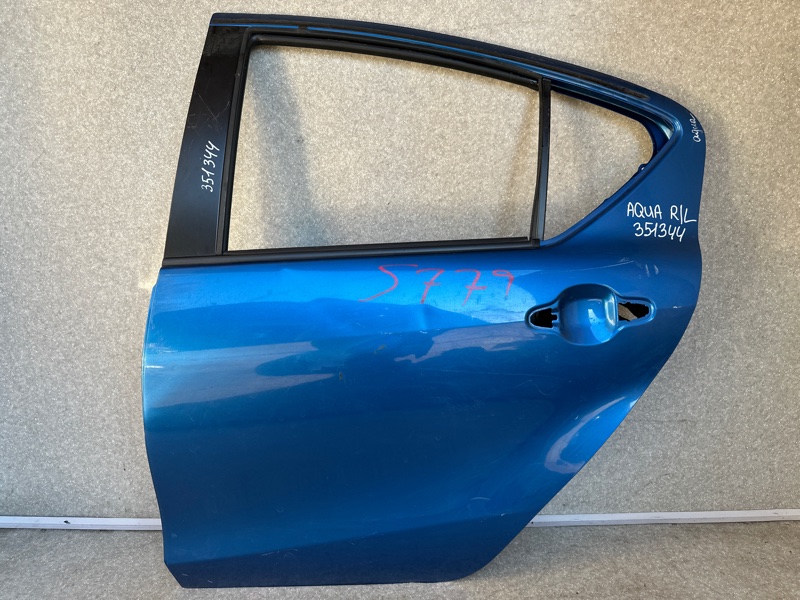 Запчасть дверь задняя левая TOYOTA PRIUS C/AQUA 11-14 67004-52510 Б/У Дверь задняя левая TOYOTA PRIUS C/AQUA 11-14 67004-52510 Б/У