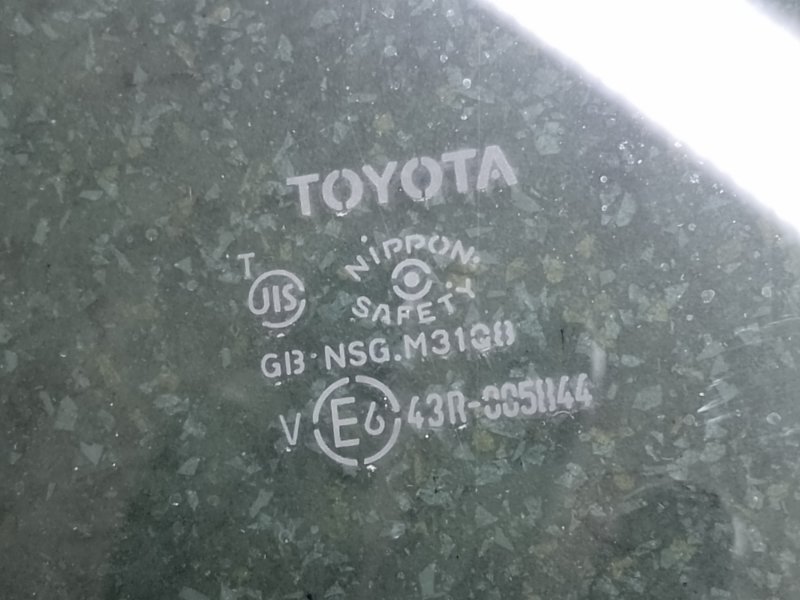 Стекло двери заднее правое PRIUS C/AQUA 11-14