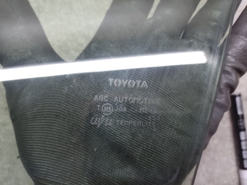 Стекло двери переднее левое PRIUS C/AQUA 11-14