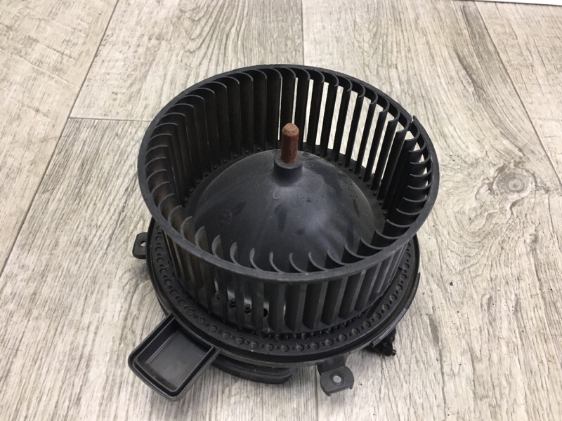 Запчасть моторчик печки CHEVROLET CRUZE 15- 2016 1.4T LE2 13433078 Б/У Моторчик печки CHEVROLET CRUZE 15- 2016 1.4T LE2 13433078 Б/У