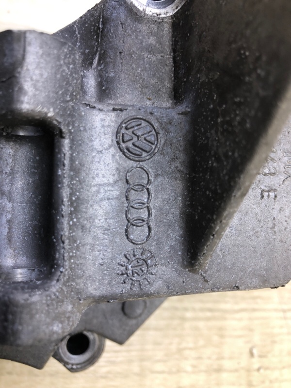 Кронштейн генератора JETTA USA 10-17 2.5