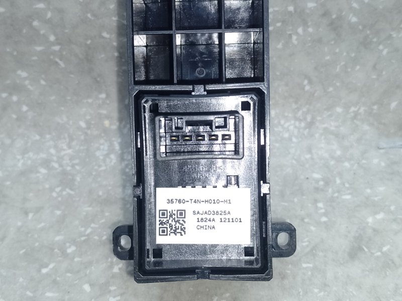 Кнопка стеклоподъемника задняя HONDA HRV 14-22 Кнопка стеклоподъемника задняя HONDA HRV 14-22