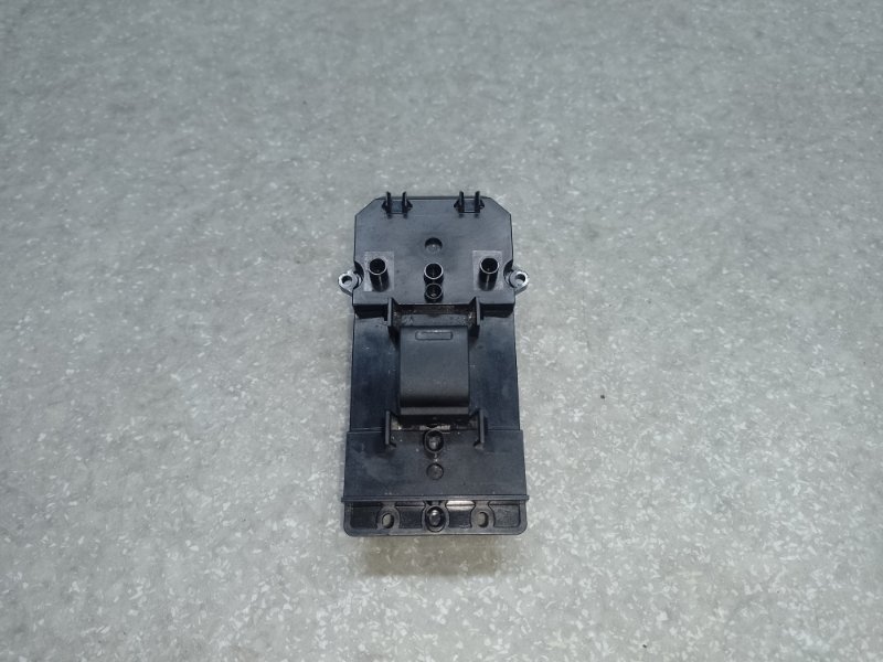 Запчасть кнопка стеклоподъемника передняя правая HONDA HRV 14-22 35760-T5R-A01 Б/У Кнопка стеклоподъемника передняя правая HONDA HRV 14-22 35760-T5R-A01 Б/У