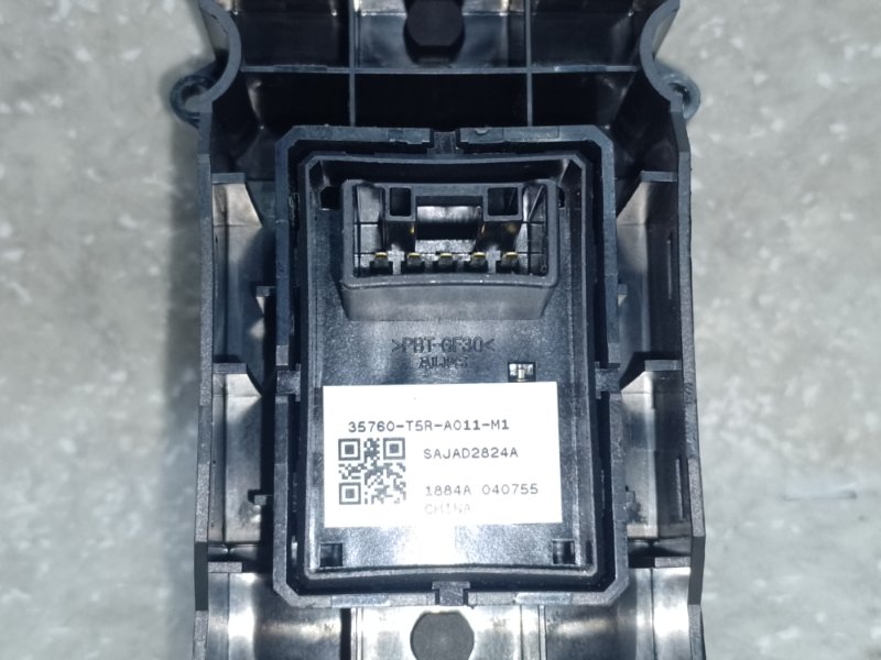 Кнопка стеклоподъемника передняя правая HONDA HRV 14-22 Кнопка стеклоподъемника передняя правая HONDA HRV 14-22