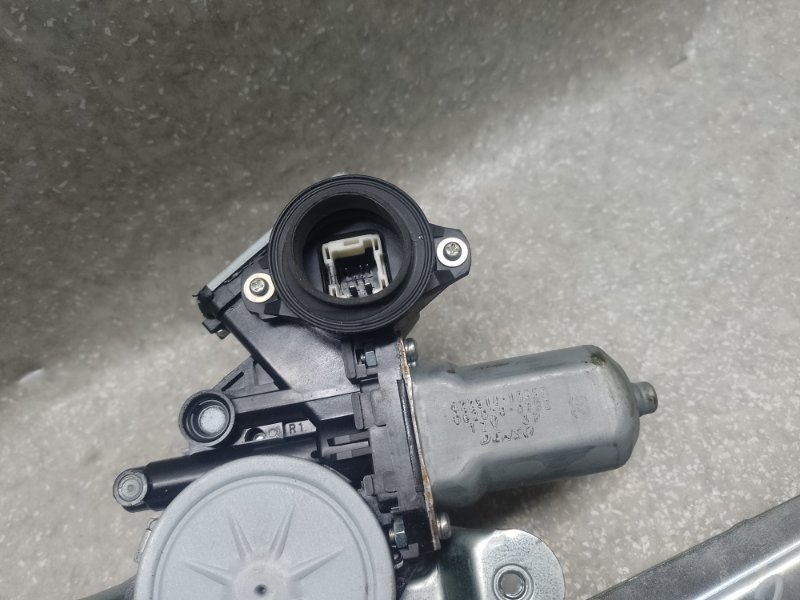 Стеклоподъемник задний левый RAV4 05-12