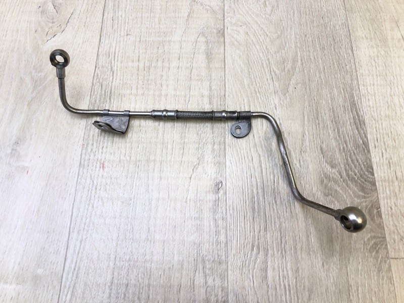 Трубка подачи масла в турбину правая Q50 20- 2021 3.0 VR30DDTT