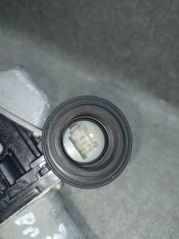 Стеклоподъемник задний правый TOYOTA PRIUS PLUS 11-14