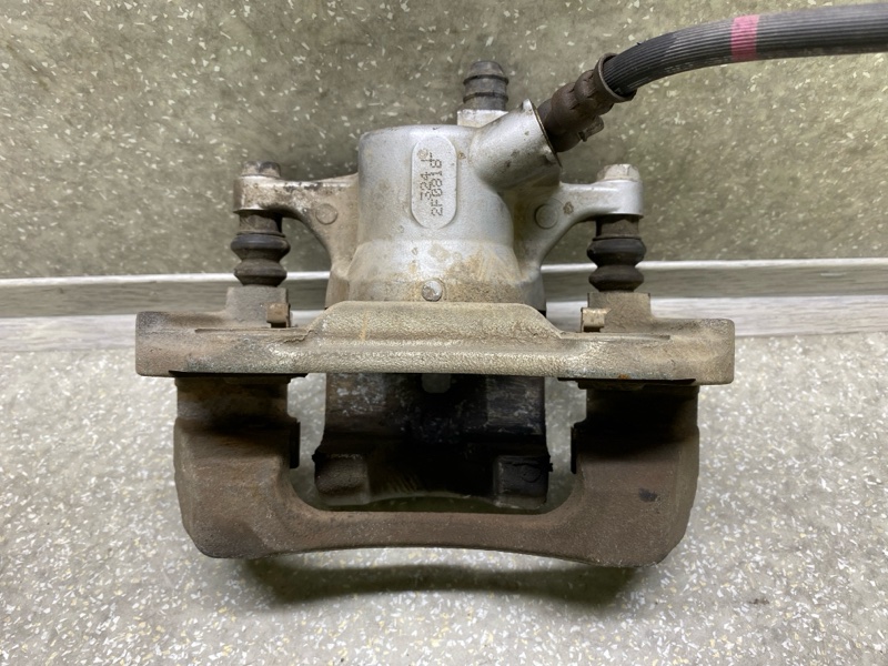 Суппорт тормозной задний левый PRIUS PLUS 11-14