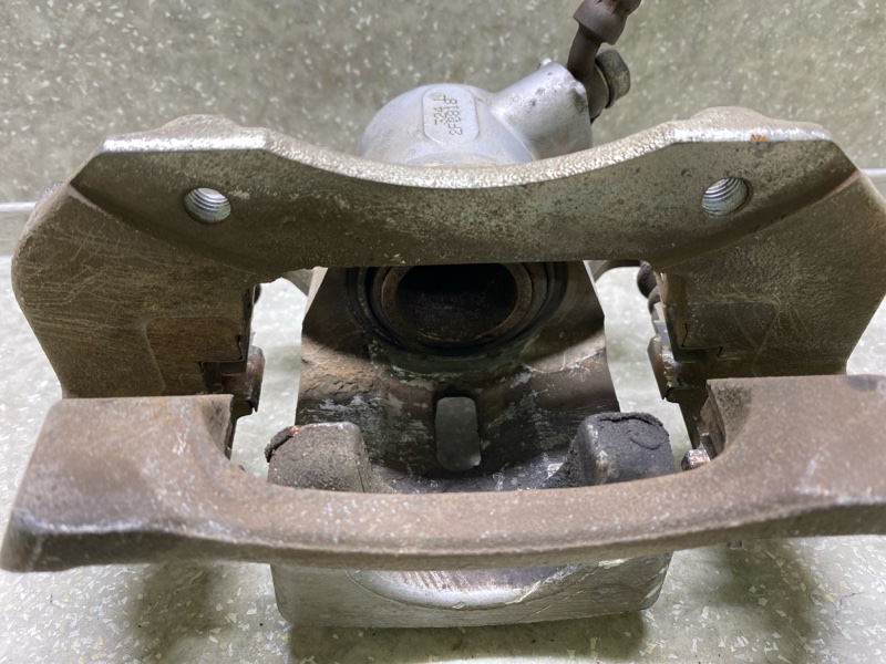 Суппорт тормозной задний левый TOYOTA PRIUS PLUS 11-14