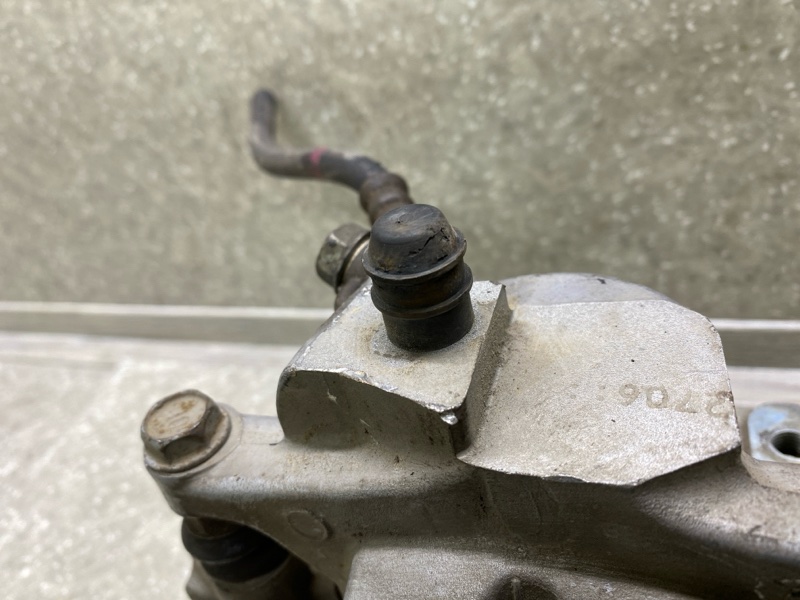 Суппорт тормозной задний левый PRIUS PLUS 11-14