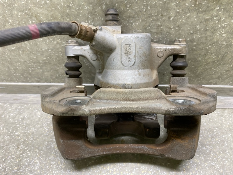 Суппорт тормозной задний правый PRIUS PLUS 11-14