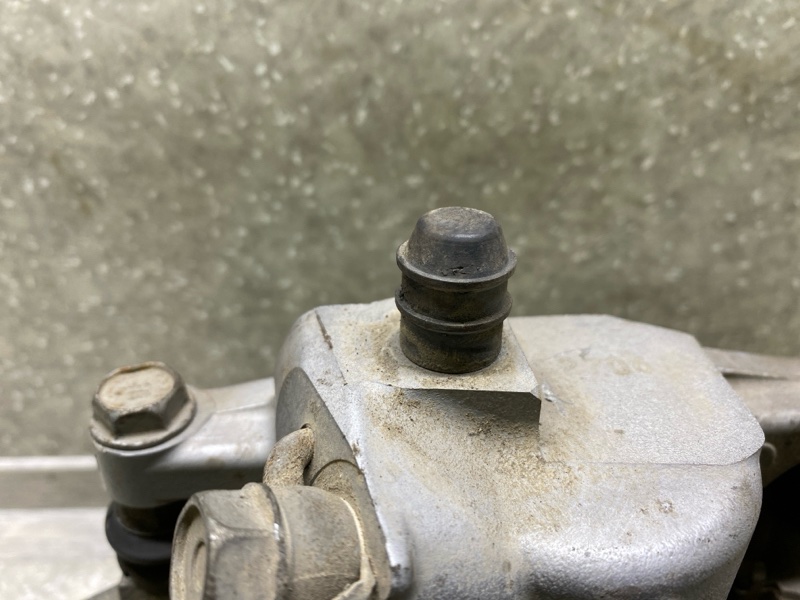 Суппорт тормозной задний правый PRIUS PLUS 11-14