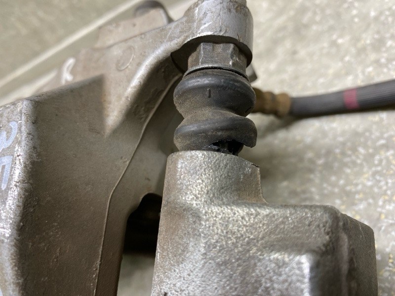 Суппорт тормозной задний правый PRIUS PLUS 11-14