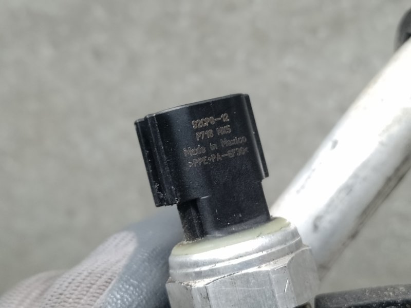 Трубка кондиционера KIA SORENTO UM 14- 2.4 G4KJ Трубка кондиционера KIA SORENTO UM 14- 2.4 G4KJ