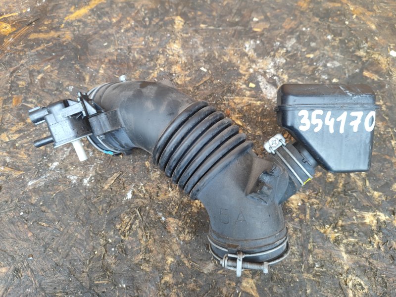 Запчасть патрубок воздушного фильтра TOYOTA CAMRY 55 14-17 2014 2.5 2ARFE 17881-0V070 Б/У Патрубок воздушного фильтра TOYOTA CAMRY 55 14-17 2014 2.5 2ARFE 17881-0V070 Б/У