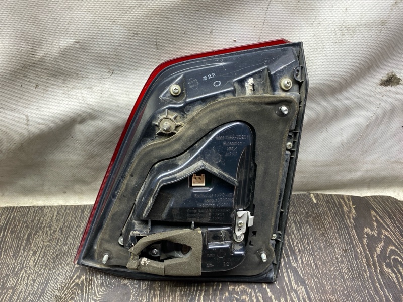 Фонарь внутренний задний левый LAND CRUISER 200 08-21