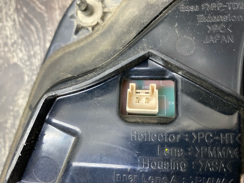 Фонарь внутренний задний левый LAND CRUISER 200 08-21