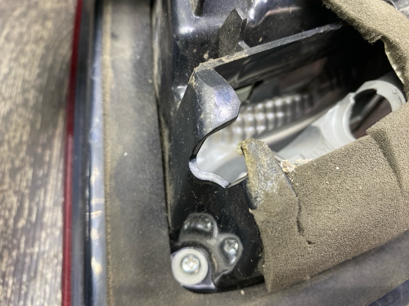 Фонарь внутренний задний левый LAND CRUISER 200 08-21