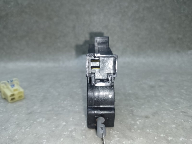 Привод открывания лючка бензобака SORENTO UM 14- 2017 2.4 G4KJ Привод открывания лючка бензобака SORENTO UM 14- 2017 2.4 G4KJ