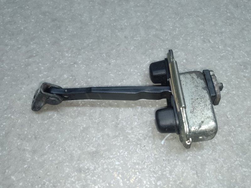 Ограничитель двери передний правый KIA SORENTO UM 14- 2.4 G4KJ