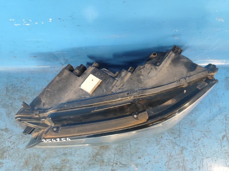 Фара левая PASSAT B8 14- 2015 1.8 CPRA