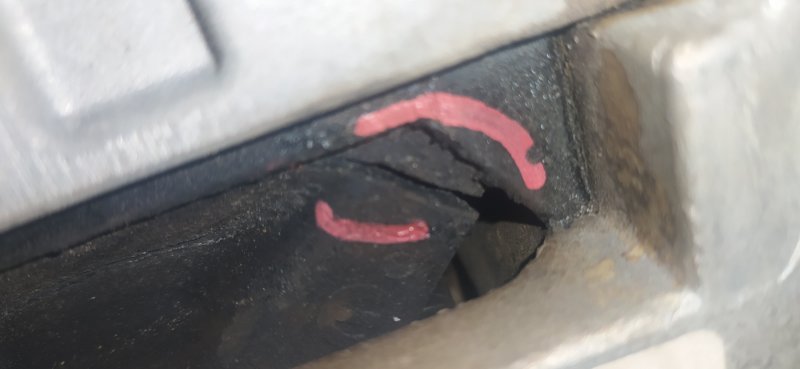 Подушка двигателя левая CHEROKEE 14- 2016 2.4 ED8 Подушка двигателя левая CHEROKEE 14- 2016 2.4 ED8