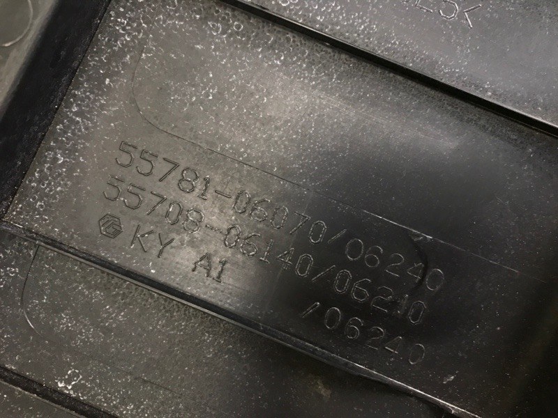 Пластик под лобовое стекло / Жабо CAMRY 55 14-17