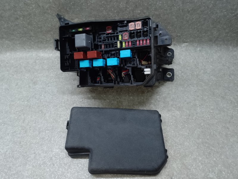 Запчасть блок предохранителей моторный отсек правый TOYOTA RAV4 05-12 2006 2.4 2AZFE 82742-42030 Б/У Блок предохранителей моторный отсек правый TOYOTA RAV4 05-12 2006 2.4 2AZFE 82742-42030 Б/У